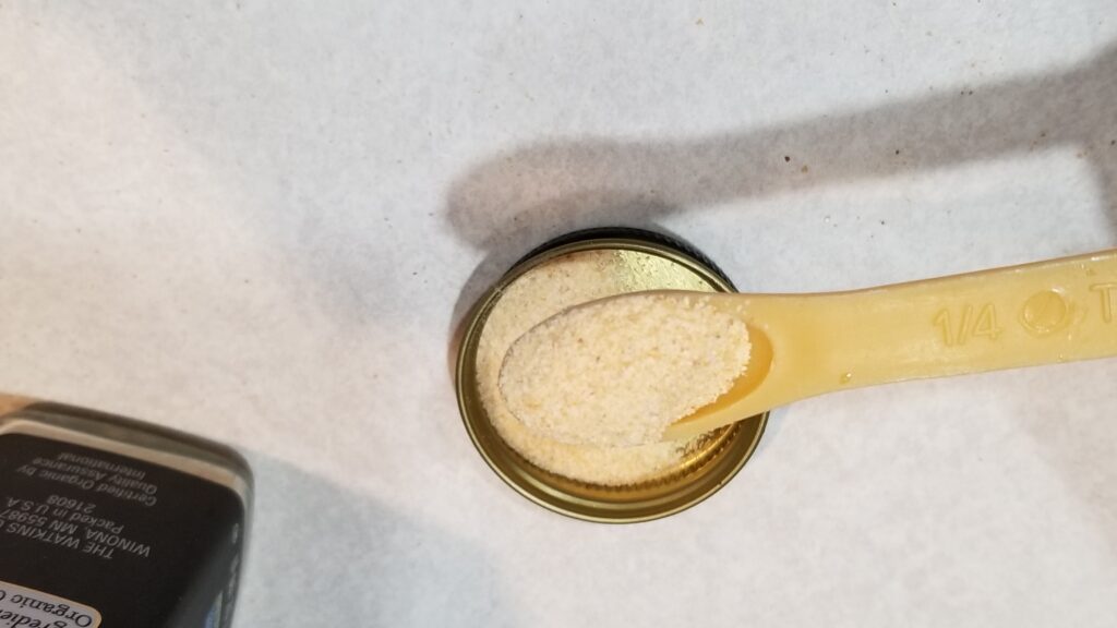 measuring garlic powder